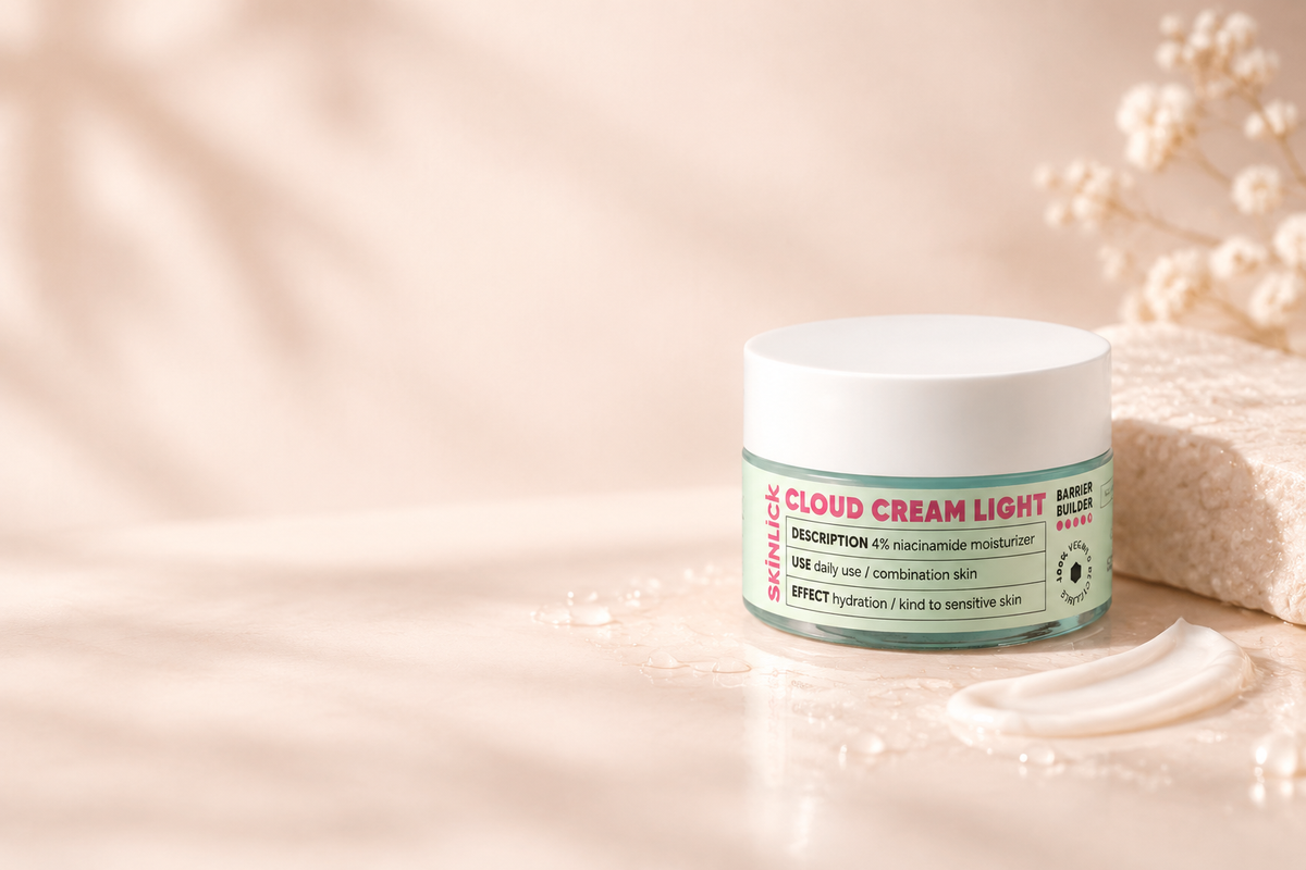 Crema facial Skinlick Cloud Cream Light sobre fondo luminoso rosa pálido