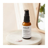 EVOLVE Resveratrol + Niacinamide Serum - 30ml: ingredientes clave y tecnología de la fórmula, detalle complementario; tratamiento concentrado para hidratación y luminosidad