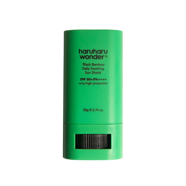 Black Bamboo Daily Soothing Sun Shield sobre fondo blanco
