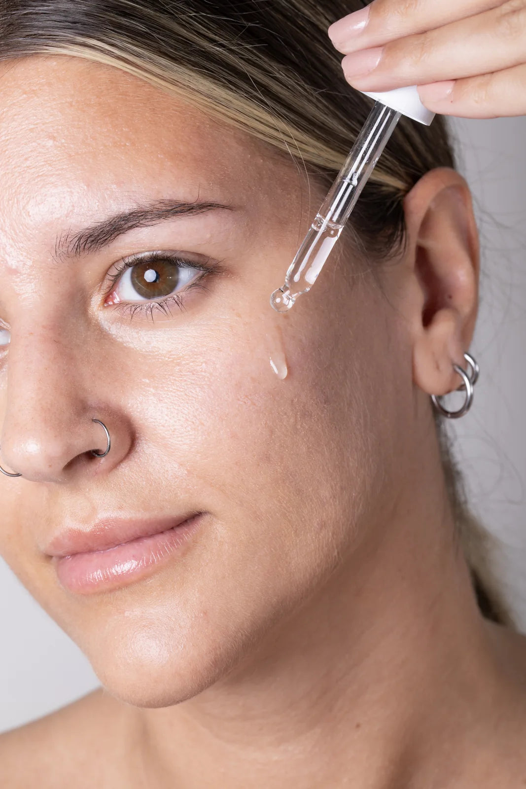 Aplicación de sérum Facetheory